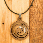 Der Strudel des Schicksals’ – Kette aus edlem Walnussholz